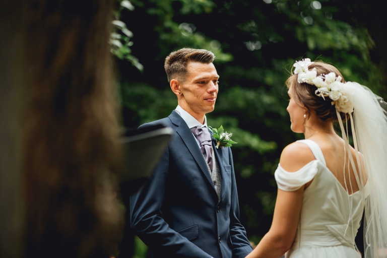 groom loves his bride